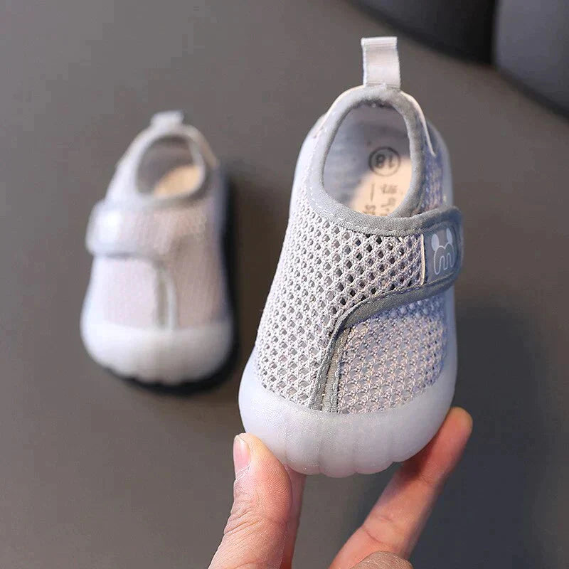 Halkfria och ergonomiska barfotaskor för småbarn