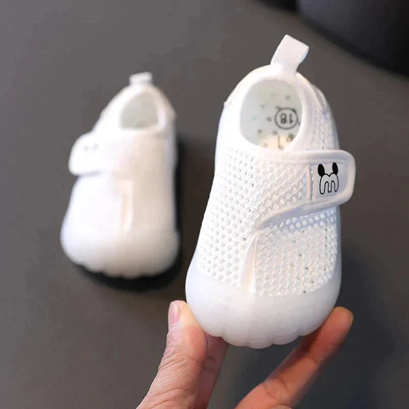 Halkfria och ergonomiska barfotaskor för småbarn