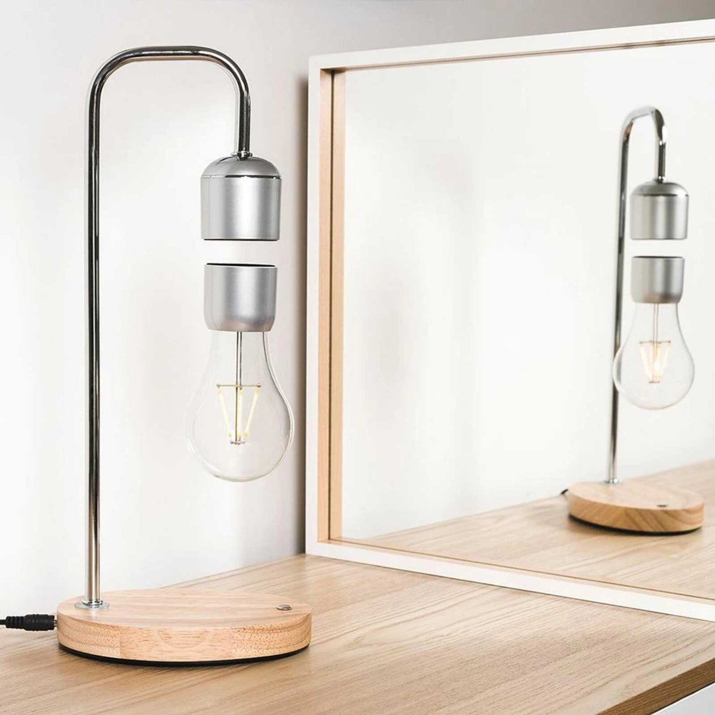 LeviLamp - Svävande Bordslampa - Magnetisk LED-lampa med inbyggd trådlös laddning